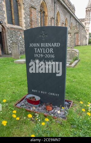 Das Grab von John Bernard Taylor, Bischof von Albans, auf dem Gelände der Cathedral & Abbey Church of Saint Alban, St Albans, Hertfordshire, Großbritannien. Stockfoto