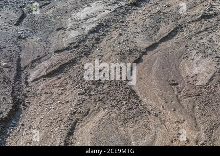 Die ernste Erosion des Regenwassers im Kartoffelfeld, wo das Wasser die untersten Reihen der Kartoffeln weggespült hat. Auswirkungen von Starkregen. Siehe zusätzliche Hinweise. Stockfoto