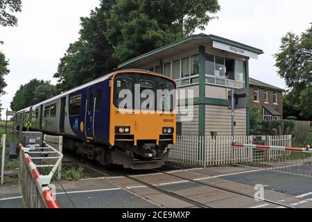 Ein Nordzug überquert den Bahnübergang bei Midge Hall, in der Nähe von Leyland in Lancashire, wo die Möglichkeit besteht, den Bahnhof wieder zu öffnen Stockfoto