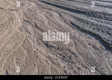 Die ernste Erosion des Regenwassers im Kartoffelfeld, wo das Wasser die untersten Reihen der Kartoffeln weggespült hat. Auswirkungen von Starkregen. Siehe zusätzliche Hinweise. Stockfoto