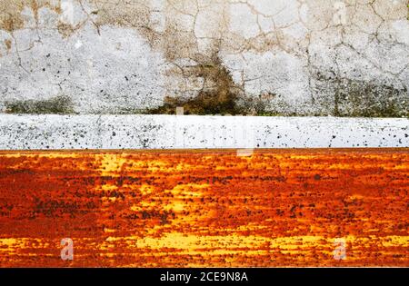Rostiger orangefarbener Hintergrund mit abblätternder Farbe - Grunge Metallplatte Mit Rostflecken und verwitterten Zementwänden - modernes Image Für Innenwände und Öko A Stockfoto