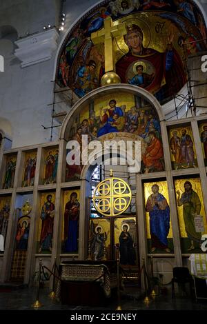 Belgrad / Serbien - 17. Juli 2019: Das Innere der St. Mark Kirche (Crkva Svetog Marka), serbisch-orthodoxe Kirche im Tasmajdan Park in Belg Stockfoto