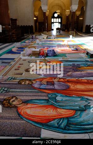 Belgrad / Serbien - 17. Juli 2019: In Arbeit an dem Mosaik, das biblische Szenen in der St. Mark Kirche zeigt, einer serbisch-orthodoxen Kirche in der T Stockfoto