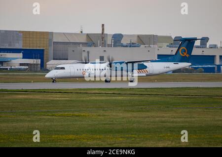 Montreal, Quebec / Kanada - 07/02-2020 : das Hydro-Quebec Q400 Flugzeug landet auf dem Pierre-Elliot Trudeau Flughafen Montreals (CYUL). Stockfoto