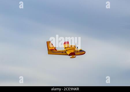 Pointe Fortune, Quebec / Kanada - 06/20-2020 : EIN Quebec CL415 Wasserbomber, der nach dem Aufnehmen von Wasser wegfliegt. Stockfoto