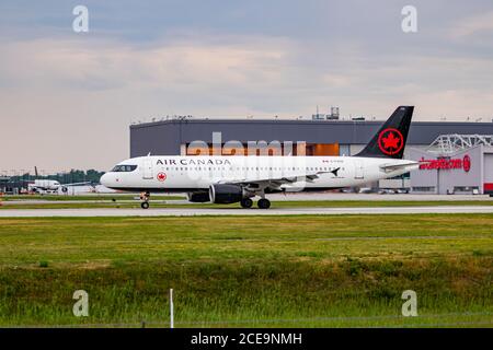 Montreal, Quebec / Kanada - 07/02-2020 : Air Canada A320-200 Landung auf dem internationalen Flughafen von Montreal an einem bewölkten Abend. Stockfoto