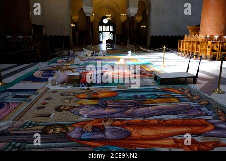 Belgrad / Serbien - 17. Juli 2019: In Arbeit an dem Mosaik, das biblische Szenen in der St. Mark Kirche zeigt, einer serbisch-orthodoxen Kirche in der T Stockfoto