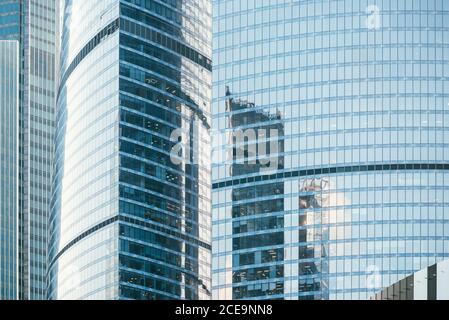 Architektur Details modernes Gebäude aus Glas und Metall Fassade Geschäft Hintergrund. Abstrakte Überlegungen Stockfoto