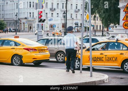 MOSKAU, RUSSIN FEDERATION - 28. JULI 2017: Der Inspektor Polizist gestoppt Yandex Taxifahrer, in Moskau in Russland im Sommer Stockfoto