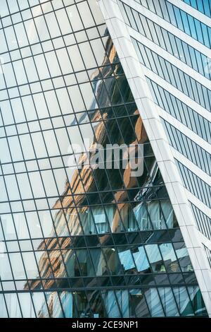 Architektur Details modernes Gebäude aus Glas und Metall Fassade Geschäft Hintergrund. Abstrakte Überlegungen