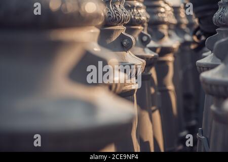 Die unteren Abschnitte der viktorianischen Vintage Straßenlaternen in Linie angeordnet, abstrakte extreme Nahaufnahme Detail. Selektiver Fokus Stockfoto