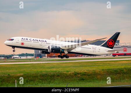 montreal, Quebec / Kanada - 07/02-2020 : Air Canada die Boeing 787-9 fliegt an einem bewölkten Abend vom internationalen Flughafen Montreal ab. Stockfoto