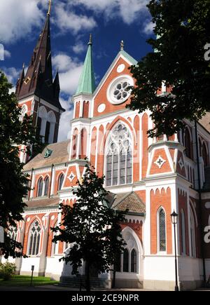 Rot-weiß gefärbte Sofia Kathedrale in Jonkoping an EINEM sonnigen Sommer Tag Mit Einigen Wolken Am Himmel Stockfoto