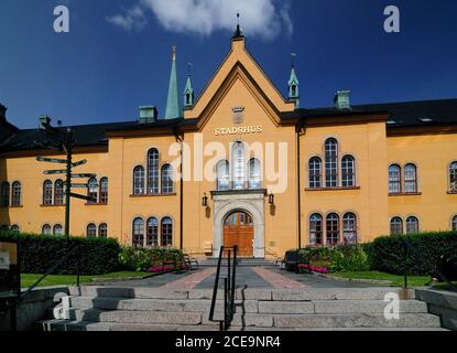 Fassade Des Alten Rathauses In Linkoping Ein sonniger Sommertag mit KLAREM blauen Himmel Stockfoto