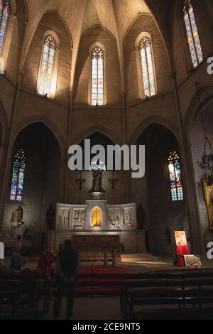 MONTBLANCH, SPANIEN - 28. APRIL 2018: Innenansicht der katholischen Kirche im Dorf Montblanc, Tarragona, Katalonien, Spanien Stockfoto