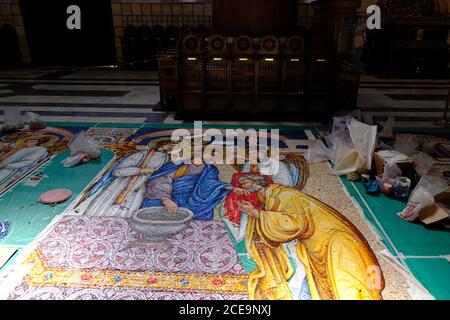 Belgrad / Serbien - 17. Juli 2019: In Arbeit an dem Mosaik, das biblische Szenen in der St. Mark Kirche zeigt, einer serbisch-orthodoxen Kirche in der T Stockfoto