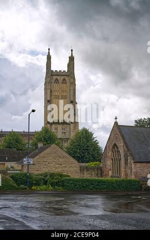 St. Cuthberts Kirchturm mit grauen Wolken im Hintergrund Stockfoto