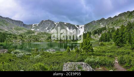 Einer von sieben Berg-Karakol-Seen, im Altai-Gebirge, Russland Stockfoto