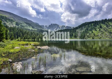 Einer von sieben Berg-Karakol-Seen, im Altai-Gebirge, Russland Stockfoto