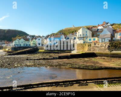 Staithes North Yorkshire Strand und Meer über die Bucht an einem sonnigen Sommertag Stockfoto