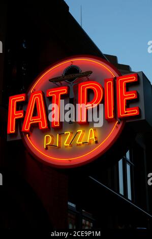 Fat Pie Pizza Neonschild in Fairhaven, Bellingham, Staat Washington, USA Stockfoto