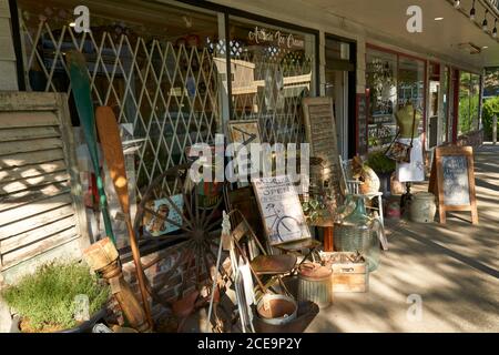 Ein Antiquitätengeschäft an der Mavis Avenue in der Stadt Fort Langley, British Columbia, Kanada Stockfoto