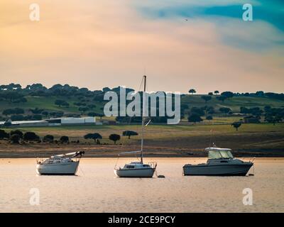 Boote auf dem See bei Sonnenuntergang, günstig mit einer Boje und ruhigem Wasser in den Stausee von La Maya (Salamanca) Stockfoto