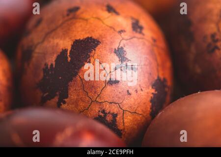 Ostereier auf Holz- Hintergrund. Malte braun mit Flecken und Risse. Selektiver Fokus Makroaufnahme mit flachen DOF Stockfoto