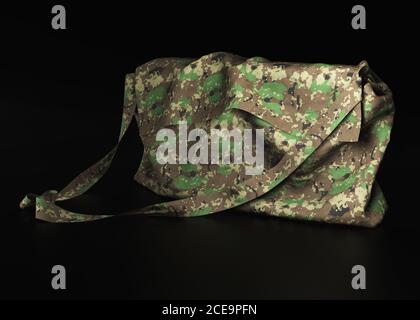 Modische moderne Umhängetasche ist aus Mode-Stil Camouflage Material im militärischen Stil gefertigt. Isoliert auf schwarzer 3d-Illustration Stockfoto