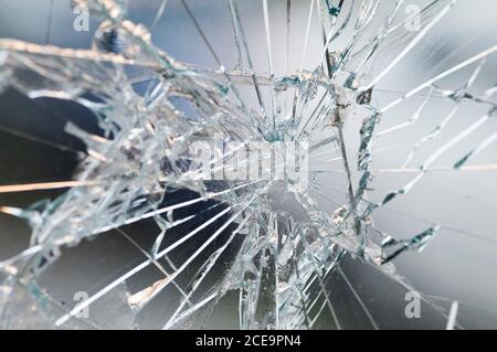 Unfall - Nahaufnahme eines kaputten Fensters. Detail der Risse von rissenen Glas. Stockfoto