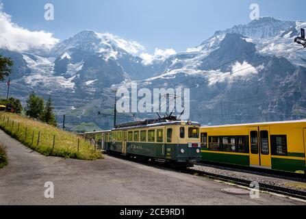 Lauterbrunnen, Berner Oberland, Schweiz - 3. August 2010 : Alter Zug (Klasse BDhe4/4) im Bahnhof Wengernalp mit schneebedeckten Gipfeln von J Stockfoto