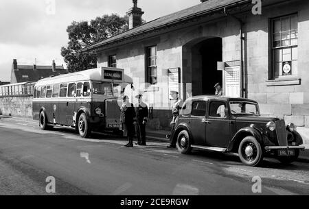 Leyland Bus & Austin 10 (Transport während des Krieges) Stockfoto