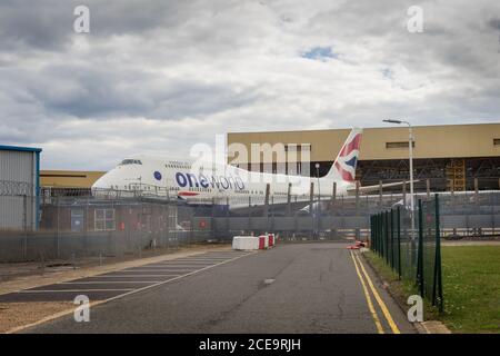 Die pensionierte Boeing 474 von British Airways parkte hinter dem Terminal am Flughafen Heathrow. London Stockfoto