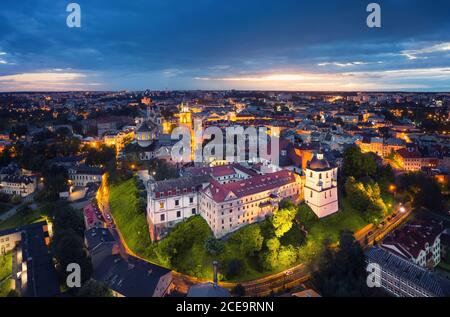 Lublin, Polen. Luftaufnahme der Altstadt bei Dämmerung mit historischer Dominikanerkloster im Vordergrund Stockfoto