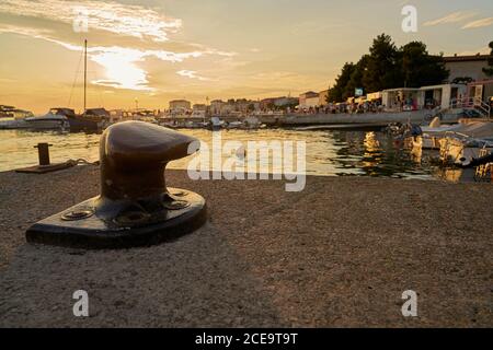 Detail im Hafen von Porec an der Küste der Adria in Kroatien. Stockfoto