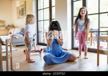 Unglückliche schwangere Frau mit schreienden kleinen Kindern zuhause. Stockfoto