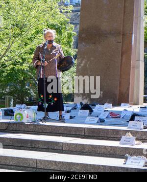 Ottawa, Kanada. August 2020. Aborigine Heiler singen Amonsgt die Schuhe von geliebten Menschen, die durch die Opiatepidemie in der Stadt gestorben sind. Der International Overdose Awareness Day (IOAD) ist ein globales Ereignis, das jedes Jahr stattfindet und das Ziel hat, das Bewusstsein für Überdosierung zu schärfen und das Stigma eines drogenbedingten Todes zu reduzieren. Sie erkennt auch die Trauer an, die Familien und Freunde empfinden, die sich an diejenigen erinnern, die durch eine Überdosis von Drogen mit Tod oder bleibender Verletzung begegnet sind. Kredit: Meanderingemu/Alamy Live Nachrichten Stockfoto