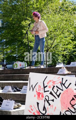 Ottawa, Kanada. August 2020. Speaker Autumn spricht über ihre Freundin, die an Drogenkonsum gestorben ist. Der International Overdose Awareness Day (IOAD) ist ein globales Ereignis, das jedes Jahr stattfindet und das Ziel hat, das Bewusstsein für Überdosierung zu schärfen und das Stigma eines drogenbedingten Todes zu reduzieren. Sie erkennt auch die Trauer an, die Familien und Freunde empfinden, die sich an diejenigen erinnern, die durch eine Überdosis von Drogen mit Tod oder bleibender Verletzung begegnet sind. Kredit: Meanderingemu/Alamy Live Nachrichten Stockfoto