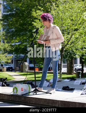 Ottawa, Kanada. August 2020. Speaker Autumn spricht über ihre Freundin, die an Drogenkonsum gestorben ist. Der International Overdose Awareness Day (IOAD) ist ein globales Ereignis, das jedes Jahr stattfindet und das Ziel hat, das Bewusstsein für Überdosierung zu schärfen und das Stigma eines drogenbedingten Todes zu reduzieren. Sie erkennt auch die Trauer an, die Familien und Freunde empfinden, die sich an diejenigen erinnern, die durch eine Überdosis von Drogen mit Tod oder bleibender Verletzung begegnet sind. Kredit: Meanderingemu/Alamy Live Nachrichten Stockfoto