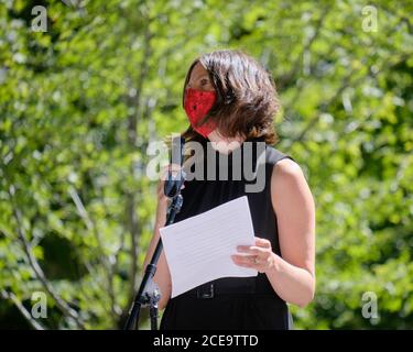 Ottawa, Kanada. August 2020. Dr. Vera Etches, Medical Officer of Health - Ottawa, spricht auf der Veranstaltung über die Bemühungen von Ottawa Health, die anhaltende Opiatkrise zu unterstützen. Der International Overdose Awareness Day (IOAD) ist ein globales Ereignis, das jedes Jahr stattfindet und das Ziel hat, das Bewusstsein für Überdosierung zu schärfen und das Stigma eines drogenbedingten Todes zu reduzieren. Sie erkennt auch die Trauer an, die Familien und Freunde empfinden, die sich an diejenigen erinnern, die durch eine Überdosis von Drogen mit Tod oder bleibender Verletzung begegnet sind. Kredit: Meanderingemu/Alamy Live Nachrichten Stockfoto