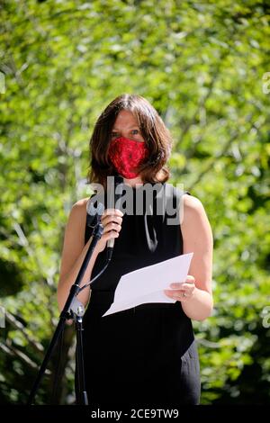 Ottawa, Kanada. August 2020. Dr. Vera Etches, Medical Officer of Health - Ottawa, spricht auf der Veranstaltung über die Bemühungen von Ottawa Health, die anhaltende Opiatkrise zu unterstützen. Der International Overdose Awareness Day (IOAD) ist ein globales Ereignis, das jedes Jahr stattfindet und das Ziel hat, das Bewusstsein für Überdosierung zu schärfen und das Stigma eines drogenbedingten Todes zu reduzieren. Sie erkennt auch die Trauer an, die Familien und Freunde empfinden, die sich an diejenigen erinnern, die durch eine Überdosis von Drogen mit Tod oder bleibender Verletzung begegnet sind. Kredit: Meanderingemu/Alamy Live Nachrichten Stockfoto