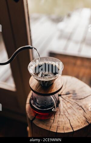 Kaffee in die Kanne gießen Stockfoto