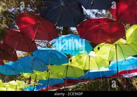 Bunte Regenschirme Hintergrund. Bunte Regenschirme urbane Straßendekoration. Stockfoto