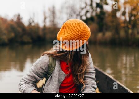 Frau segelt auf einem kleinen Boot Stockfoto