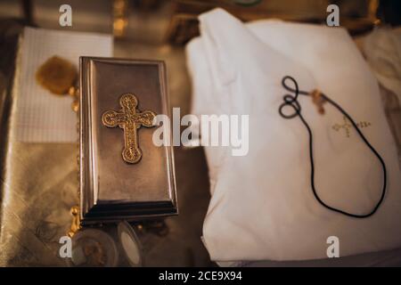 Orthodoxes christliches Kreuz und Utensilien in der Kirche. Epiphanie Zeremonie Ritus. Stockfoto