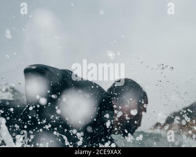 Mann, der im Meer surft Stockfoto
