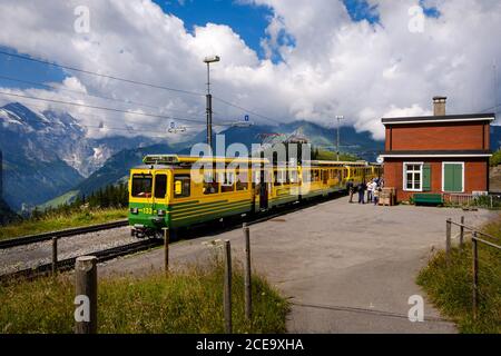 Lauterbrunnen, Berner Oberland, Schweiz - 3. August 2010 : Zug am Bahnsteig des Bahnhofs Wengernalp zwischen Wengen und kleine Schei Stockfoto