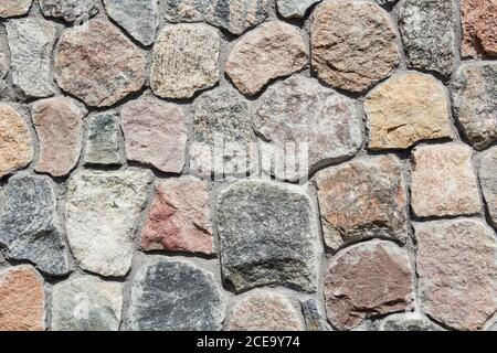 Ordentlich gestapelt grob geschnitten Stein Wand Textur Hintergrund. Stockfoto