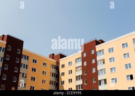 Fassade eines mehrstöckigen Gebäudes. Das Fragment. Stockfoto