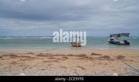 Kleines Boot im meer von sardinien Stockfoto